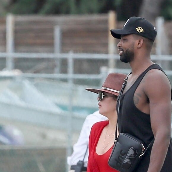 Exclusif - Khloe Kardashian et son compagnon Tristan Thompson - Les soeurs Kardashian passent la journée en bateau avec leurs compagnons et leurs amis au large de Puerto Vallarta au Mexique. Le 15 août 2018.