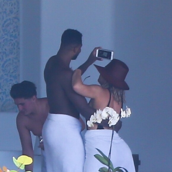 Exclusif  - Khloe Kardashian et son compagnon Tristan Thompson passent des vacances entre amis sous le soleil de Puerto Vallarta au Mexique. Le 12 août 2018.