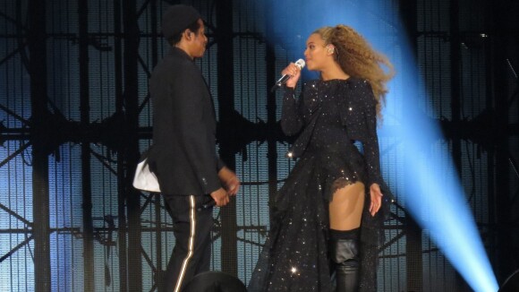 Beyoncé et Jay-Z : Panique à leur concert, un fan les pourchasse sur scène