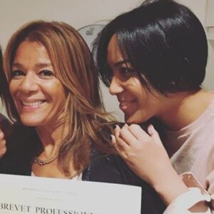 Amel Bent, fière de sa maman diplômée fin 2017 à l'âge de 56 ans.