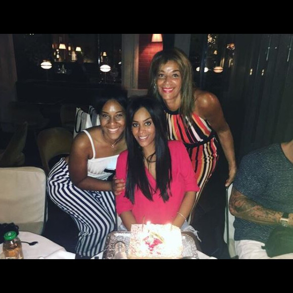 Amel Bent entourée de sa petite soeur Mélissa et de sa maman Nadia.