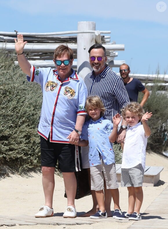 Elton John, son mari David Furnish et leurs fils Elijah et Zachary sont au Club 55 à Saint-Tropez, le 6 août 2017.