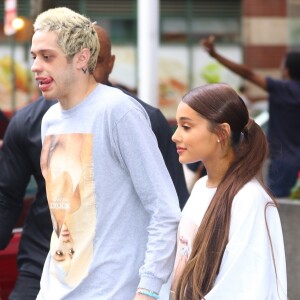 Exclusif - Ariana Grande et son fiancé Pete Davidson ont été aperçus dans les rues de New York. Le couple a fait un arrêt shopping dans le magasin Target après avoir quitté les studios de N. Minaj et M. Strahan, le 21 aout 2018.