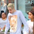 Exclusif - Ariana Grande et son fiancé Pete Davidson ont été aperçus dans les rues de New York. Le couple a fait un arrêt shopping dans le magasin Target après avoir quitté les studios de N. Minaj et M. Strahan, le 21 aout 2018.