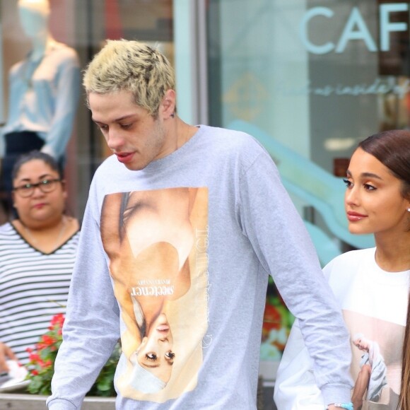 Exclusif - Ariana Grande et son fiancé Pete Davidson ont été aperçus dans les rues de New York. Le couple a fait un arrêt shopping dans le magasin Target après avoir quitté les studios de N. Minaj et M. Strahan, le 21 aout 2018.