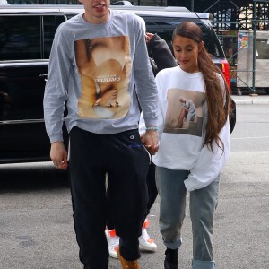 Exclusif - Ariana Grande et son fiancé Pete Davidson ont été aperçus dans les rues de New York. Le couple a fait un arrêt shopping dans le magasin Target après avoir quitté les studios de N. Minaj et M. Strahan, le 21 aout 2018.