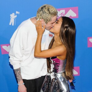 Ariana Grande et son fiancé Pete Davidson - Photocall des MTV Video Music Awards 2018 au Radio City Music Hall à New York, le 20 août 2018.