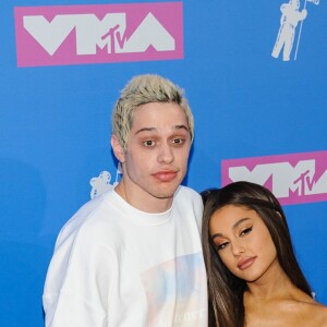 Ariana Grande et son fiancé Pete Davidson - Photocall des MTV Video Music Awards 2018 au Radio City Music Hall à New York, le 20 août 2018.