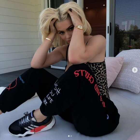 Kylie Jenner, chaussée de baskets adidas Originals. Août 2018.