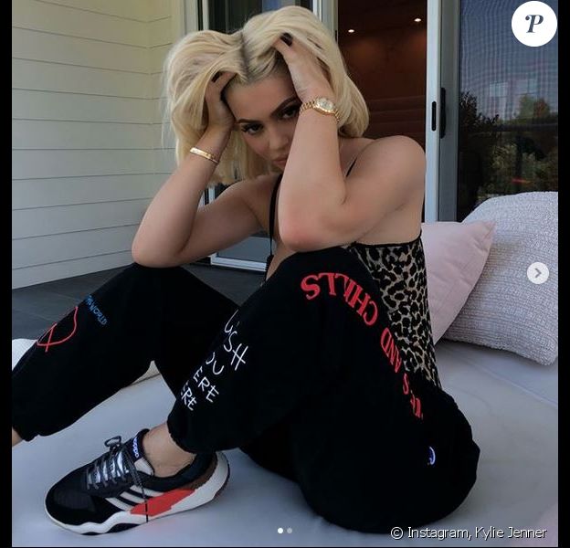 Kylie Jenner, chaussée de baskets adidas Originals. Août 2018.