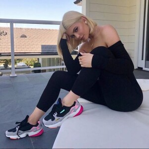 Kylie Jenner, chaussée de baskets adidas Originals. Août 2018.