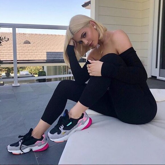 Kylie Jenner, chaussée de baskets adidas Originals. Août 2018.