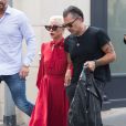 Lady Gaga quitte la brasserie Lipp à Paris avec son compagnon Christian Carino le 27 août 2018.