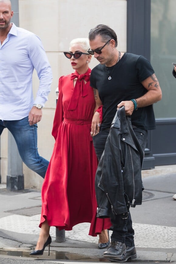 Lady Gaga quitte la brasserie Lipp à Paris avec son compagnon Christian Carino le 27 août 2018.