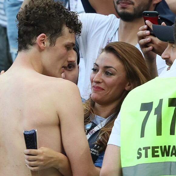 L'ex-Miss France Rachel Legrain-Trapani félicite son compagnon Benjamin Pavard après la victoire de la France face à l'Argentine lors des 8ème de finale de la Coupe du monde à Kazan en Russie le 30 juin 2018. © Cyril Moreau/Bestimage