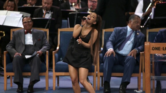 Obsèques d'Aretha Franklin : Le pasteur touche le sein d'Ariana Grande et choque