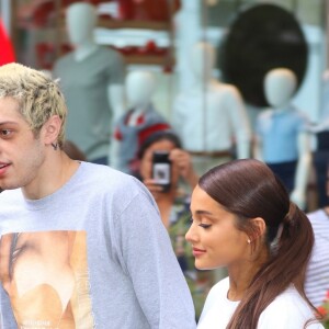 Exclusif - Ariana Grande et son fiancé Pete Davidson ont été aperçus dans les rues de New York. Le couple a fait un arrêt shopping dans le magasin Target après avoir quitté les studios de N. Minaj et M. Strahan, le 21 aout 2018.