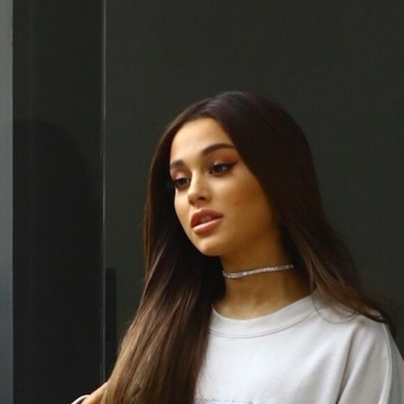Ariana Grande se promène avec une amie à New York le 16 août 2018.