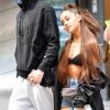 Exclusif - Ariana Grande câline et embrasse son fiancé Pete Davidson lors d'une virée shopping entre amis à New York, le 28 juin 2018