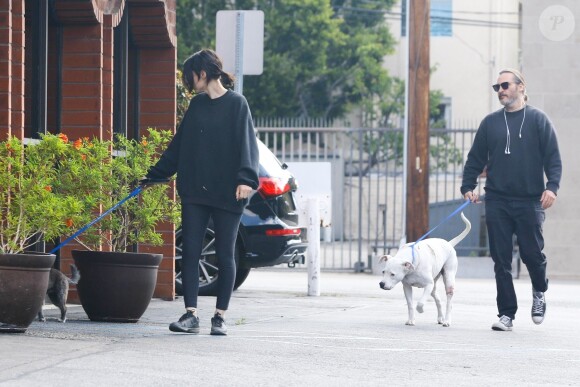 Exclusif - Rooney Mara et sa compagne Joaquin Phoenix ont emmené leurs chiens chez le vétérinaire à Los Angeles, le 26 mai 2018.