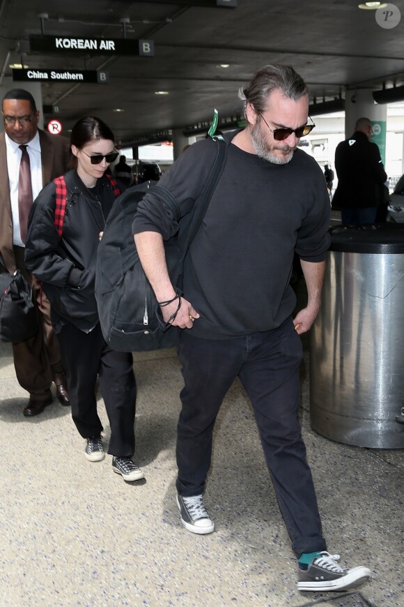 Joaquin Phoenix et sa compagne Rooney Mara arrivent à l'aéroport de Los Angeles. Le 2 mai 2018.