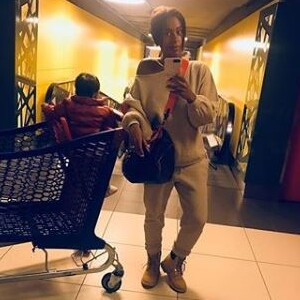 Amel Bent avec sa fille Hana dans un supermarché de Paris. Photo Instagram publiée le 6 septembre 2018.