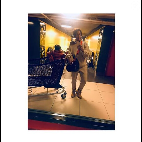 Amel Bent avec sa fille Hana dans un supermarché de Paris. Photo Instagram publiée le 6 septembre 2018.