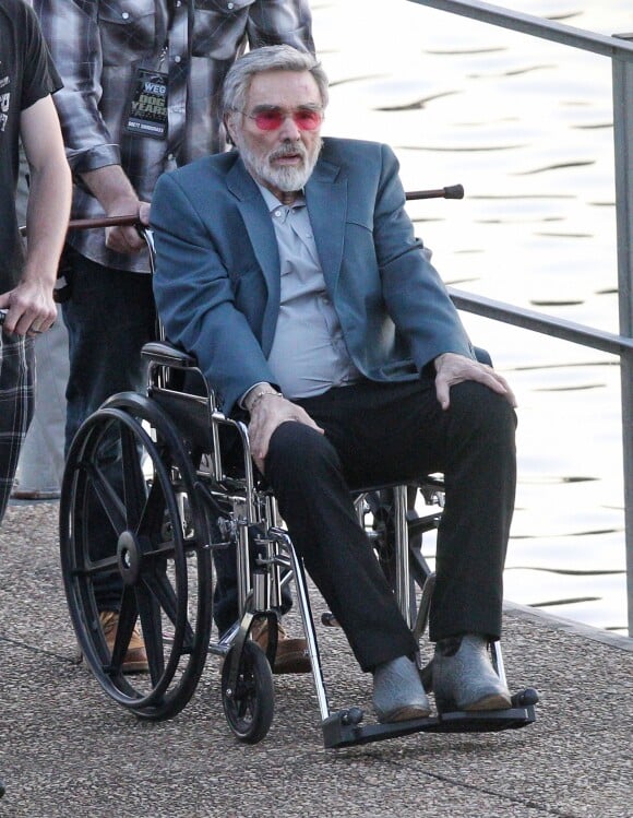 Exclusif - Burt Reynolds (chaise roulante) sur le tournage de "Dog Years" à Nashville, le 8 juin 2016.