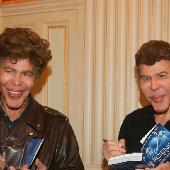 Semi-Exclusif - Igor et Grichka Bogdanov - Salon du livre 2017 du 16ème arrondissement à la mairie du 16ème arrondissement de Paris, le 2 décembre 2017. © CVS/Bestimage