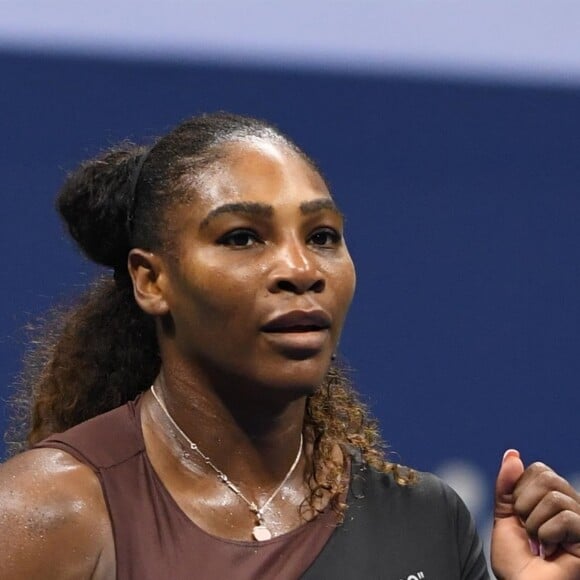 Serena Williams lors du premier tour de l'US Open 2018 contre la Polonaise M.Linette au Centre national de tennis USTA Billie Jean King à New York. Serena porte une tenue signée Nike x Virgil Abloh (Off-White), le 27 aout 2018.