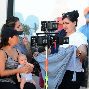 Exclusif - Eva Longoria sur le tournage de la série Grand Hotel avec son nouveau-né Santiago à Los Angeles. Le 29 août 2018