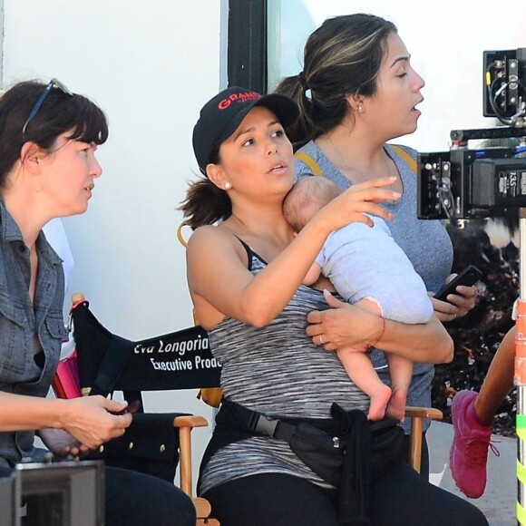 Exclusif - Eva Longoria sur le tournage de la série Grand Hotel avec son nouveau-né Santiago à Los Angeles. Le 29 août 2018