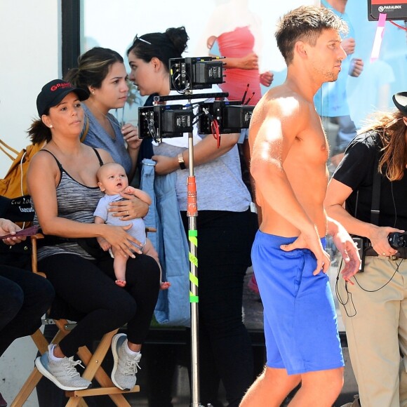 Exclusif - Eva Longoria sur le tournage de la série Grand Hotel avec son nouveau-né Santiago à Los Angeles. Le 29 août 2018