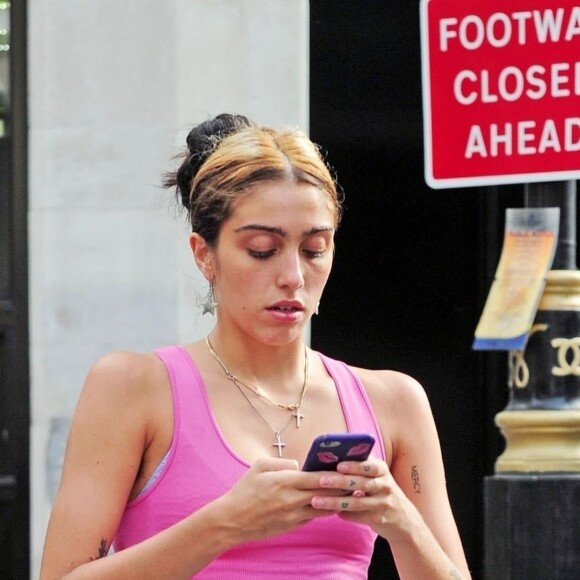 Exclusif - Lourdes Leon a été aperçue dans les rues de Londres. La fille de Madonna s'est fait tatouer le nom de sa soeur adoptive 'Mercy' sur le bras, le 20 aout 2018.
