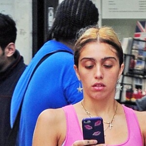Exclusif - Lourdes Leon a été aperçue dans les rues de Londres. La fille de Madonna s'est fait tatouer le nom de sa soeur adoptive 'Mercy' sur le bras, le 20 aout 2018.