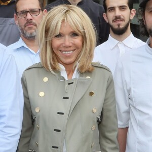 Exclusif - La première dame Brigitte Macron (Trogneux) en visite à Bordeaux afin de rencontrer le monde des handicapés dans la société, le 17 mai 2018. A cette occasion, elle a déjeuné au restaurant solidaire "Le Jardin Pêcheur" aux Bassins à Flot dont le gérant Pierre Maly emploie 27 travailleurs handicapés. © Patrick Bernard/Bestimage