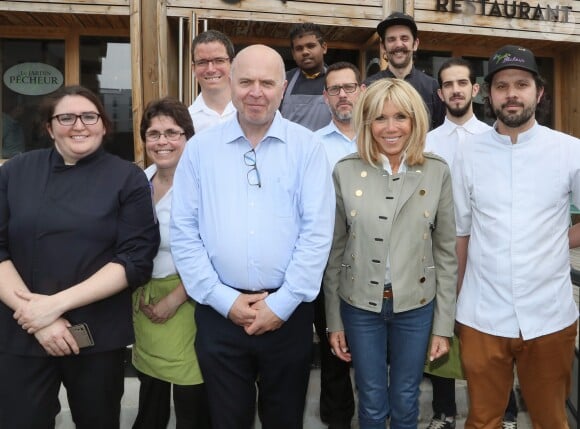 Exclusif - La première dame Brigitte Macron (Trogneux) en visite à Bordeaux afin de rencontrer le monde des handicapés dans la société, le 17 mai 2018. A cette occasion, elle a déjeuné au restaurant solidaire "Le Jardin Pêcheur" aux Bassins à Flot dont le gérant Pierre Maly emploie 27 travailleurs handicapés. © Patrick Bernard/Bestimage