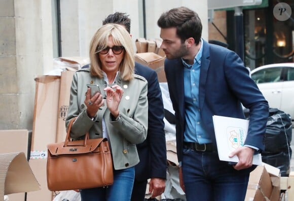 Exclusif - La première dame Brigitte Macron (Trogneux) en visite à Bordeaux accompagnée de Tristan Bromet son chef de cabinet afin de rencontrer le monde des handicapés dans la société, le 17 mai 2018. Brigitte Macron s'est rendue au 82 rue Fondaudège ou se trouvent les locaux de l'association "Clubhouse Bordeaux. © Fabien Cottereau/ Sud-Ouest/Bestimage