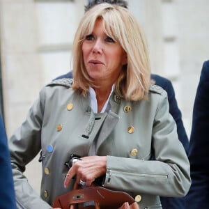 Exclusif - La première dame Brigitte Macron (Trogneux) en visite à Bordeaux accompagnée de Tristan Bromet son chef de cabinet afin de rencontrer le monde des handicapés dans la société, le 17 mai 2018. Brigitte Macron s'est rendue au 82 rue Fondaudège ou se trouvent les locaux de l'association "Clubhouse Bordeaux. © Fabien Cottereau/ Sud-Ouest/Bestimage