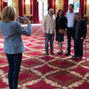 Brigitte Macron a reçu l'équipe de la série "Vestiaires" de France 2 à l'Elysée le 19 avril 2018.