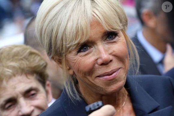 La Première Dame Brigitte Macron - La Première Dame donne le coup d'envoi du match de football caritatif au profit de la fondation Pierre Deniker opposant le Variétés Club de France à l'équipe de France des Parlementaires au Stade de France à Saint-Denis, Seine Saint-Denis, France, le 12 septembre 2018. Brigitte Macron a reçu deux maillots floqués de son nom et celui du président. © Dominique Jacovides/Bestimage