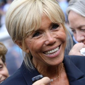 La Première Dame Brigitte Macron - La Première Dame donne le coup d'envoi du match de football caritatif au profit de la fondation Pierre Deniker opposant le Variétés Club de France à l'équipe de France des Parlementaires au Stade de France à Saint-Denis, Seine Saint-Denis, France, le 12 septembre 2018. Brigitte Macron a reçu deux maillots floqués de son nom et celui du président. © Dominique Jacovides/Bestimage