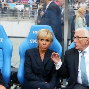 La Première Dame Brigitte Macron - La Première Dame donne le coup d'envoi du match de football caritatif au profit de la fondation Pierre Deniker opposant le Variétés Club de France à l'équipe de France des Parlementaires au Stade de France à Saint-Denis, Seine Saint-Denis, France, le 12 septembre 2018. Brigitte Macron a reçu deux maillots floqués de son nom et celui du président. © Dominique Jacovides/Bestimage