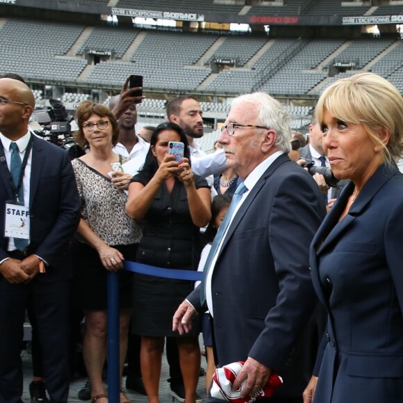 Jacques Vendroux, la Première Dame Brigitte Macron, la secrétaire d'Etat chargée des Personnes handicapées Sophie Cluzel et la ministère des Sports Roxana Maracineanu - La Première Dame donne le coup d'envoi du match de football caritatif au profit de la fondation Pierre Deniker opposant le Variétés Club de France à l'équipe de France des Parlementaires au Stade de France à Saint-Denis, Seine Saint-Denis, France, le 12 septembre 2018. Brigitte Macron a reçu deux maillots floqués de son nom et celui du président. © Dominique Jacovides/Bestimage