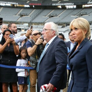 Jacques Vendroux et la Première Dame Brigitte Macron - La Première Dame donne le coup d'envoi du match de football caritatif au profit de la fondation Pierre Deniker opposant le Variétés Club de France à l'équipe de France des Parlementaires au Stade de France à Saint-Denis, Seine Saint-Denis, France, le 12 septembre 2018. Brigitte Macron a reçu deux maillots floqués de son nom et celui du président. © Dominique Jacovides/Bestimage