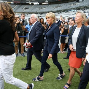 Jacques Vendroux, la Première Dame Brigitte Macron, la secrétaire d'Etat chargée des Personnes handicapées Sophie Cluzel et la ministère des Sports Roxana Maracineanu - La Première Dame donne le coup d'envoi du match de football caritatif au profit de la fondation Pierre Deniker opposant le Variétés Club de France à l'équipe de France des Parlementaires au Stade de France à Saint-Denis, Seine Saint-Denis, France, le 12 septembre 2018. Brigitte Macron a reçu deux maillots floqués de son nom et celui du président. © Dominique Jacovides/Bestimage