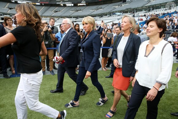 Jacques Vendroux, la Première Dame Brigitte Macron, la secrétaire d'Etat chargée des Personnes handicapées Sophie Cluzel et la ministère des Sports Roxana Maracineanu - La Première Dame donne le coup d'envoi du match de football caritatif au profit de la fondation Pierre Deniker opposant le Variétés Club de France à l'équipe de France des Parlementaires au Stade de France à Saint-Denis, Seine Saint-Denis, France, le 12 septembre 2018. Brigitte Macron a reçu deux maillots floqués de son nom et celui du président. © Dominique Jacovides/Bestimage