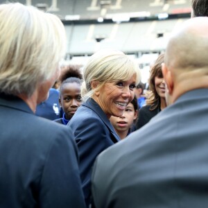 La Première Dame Brigitte Macron - La Première Dame donne le coup d'envoi du match de football caritatif au profit de la fondation Pierre Deniker opposant le Variétés Club de France à l'équipe de France des Parlementaires au Stade de France à Saint-Denis, Seine Saint-Denis, France, le 12 septembre 2018. Brigitte Macron a reçu deux maillots floqués de son nom et celui du président. © Dominique Jacovides/Bestimage