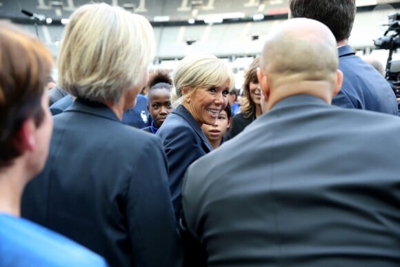 La Première Dame Brigitte Macron - La Première Dame donne le coup d'envoi du match de football caritatif au profit de la fondation Pierre Deniker opposant le Variétés Club de France à l'équipe de France des Parlementaires au Stade de France à Saint-Denis, Seine Saint-Denis, France, le 12 septembre 2018. Brigitte Macron a reçu deux maillots floqués de son nom et celui du président. © Dominique Jacovides/Bestimage