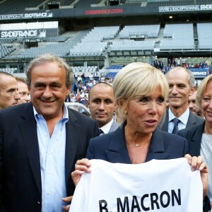 Michel Platini et la Première Dame Brigitte Macron - La Première Dame donne le coup d'envoi du match de football caritatif au profit de la fondation Pierre Deniker opposant le Variétés Club de France à l'équipe de France des Parlementaires au Stade de France à Saint-Denis, Seine Saint-Denis, France, le 12 septembre 2018. Brigitte Macron a reçu deux maillots floqués de son nom et celui du président. © Dominique Jacovides/Bestimage